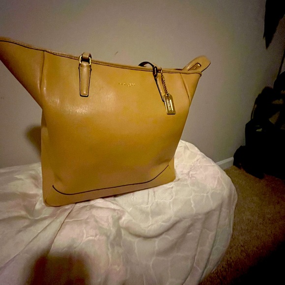 Beautiful Coach…Authentic & Classy Excellent condition..Large and spacious - Picture 1 of 7